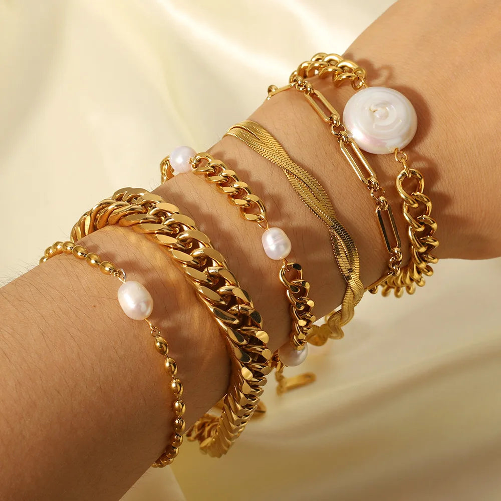 18k Gold Shell Bracelet for Beach and Leisure