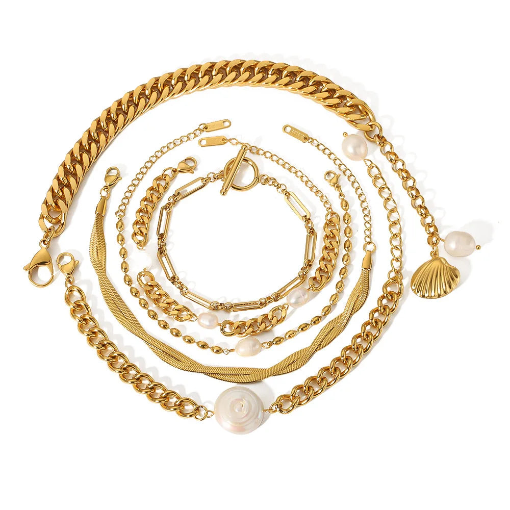 18k Gold Shell Bracelet for Beach and Leisure