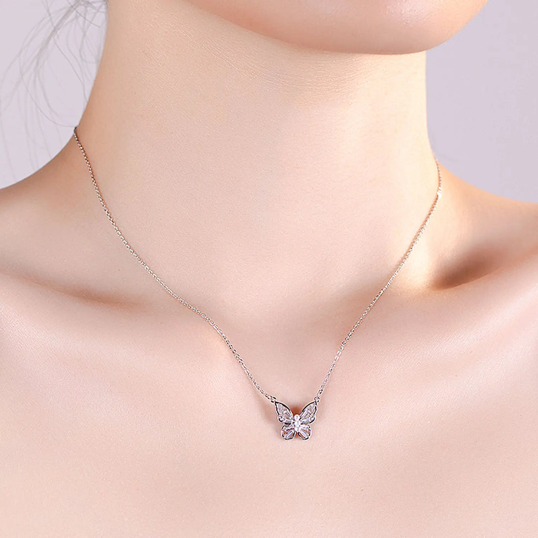 Elegant Fly Theme Gold and Silver Plated Butterfly Pendant Necklace Zircon and Imitation Pearl Butterfly Pendant Clavicle Chain