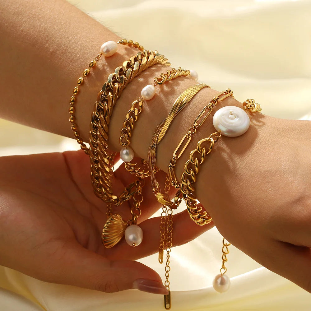 18k Gold Shell Bracelet for Beach and Leisure