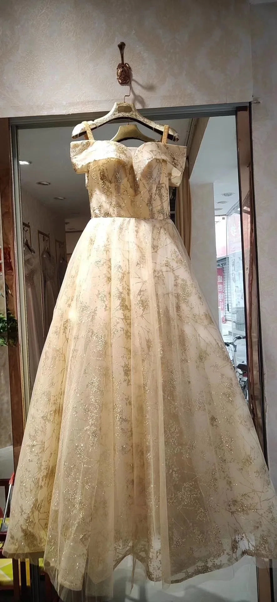 Red Evening Dress 2024 New Off The Shoulder Classic Elegant Ball Gown Sleeveless Sequined Tulle Banquet Shinning Host Customized
